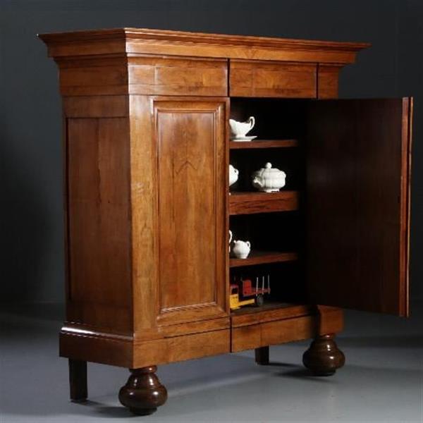 Grote foto antieke kasten cognac kleurige notenhouten drentse pastoorskast ca. 1690 no.812123 antiek en kunst stoelen en banken