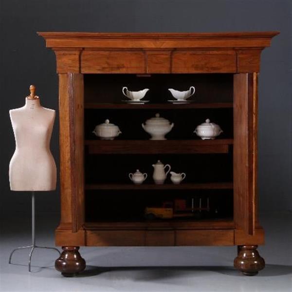 Grote foto antieke kasten cognac kleurige notenhouten drentse pastoorskast ca. 1690 no.812123 antiek en kunst stoelen en banken