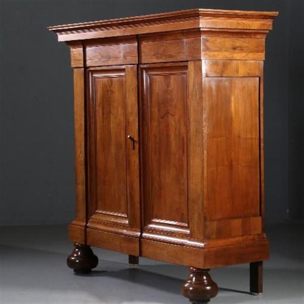 Grote foto antieke kasten cognac kleurige notenhouten drentse pastoorskast ca. 1690 no.812123 antiek en kunst stoelen en banken