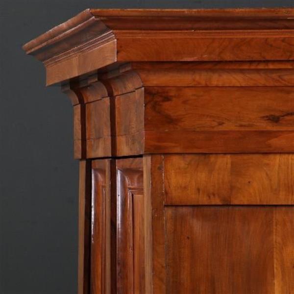 Grote foto antieke kasten cognac kleurige notenhouten drentse pastoorskast ca. 1690 no.812123 antiek en kunst stoelen en banken