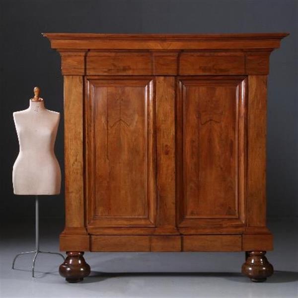 Grote foto antieke kasten cognac kleurige notenhouten drentse pastoorskast ca. 1690 no.812123 antiek en kunst stoelen en banken