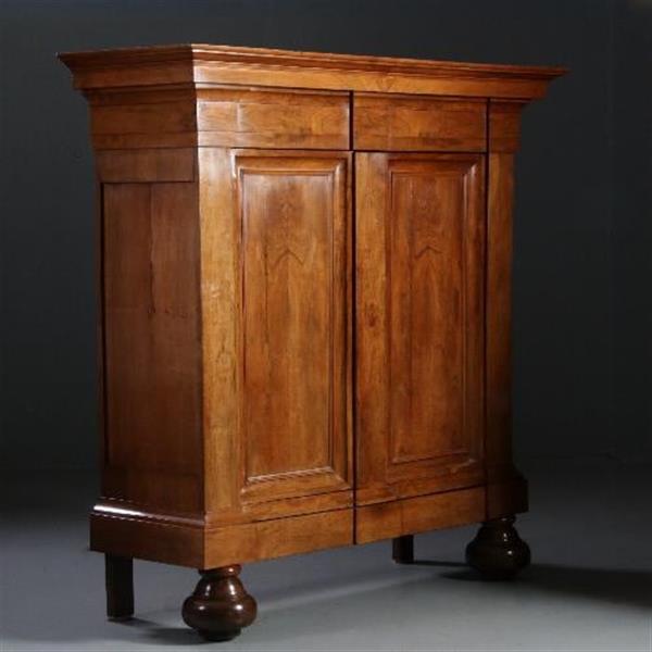 Grote foto antieke kasten cognac kleurige notenhouten drentse pastoorskast ca. 1690 no.812123 antiek en kunst stoelen en banken