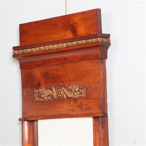 Grote foto antieke spiegel vroeg biedermeier spiegel met dubbele kap en brons beslag 1825 kersenhout no.851 antiek en kunst spiegels