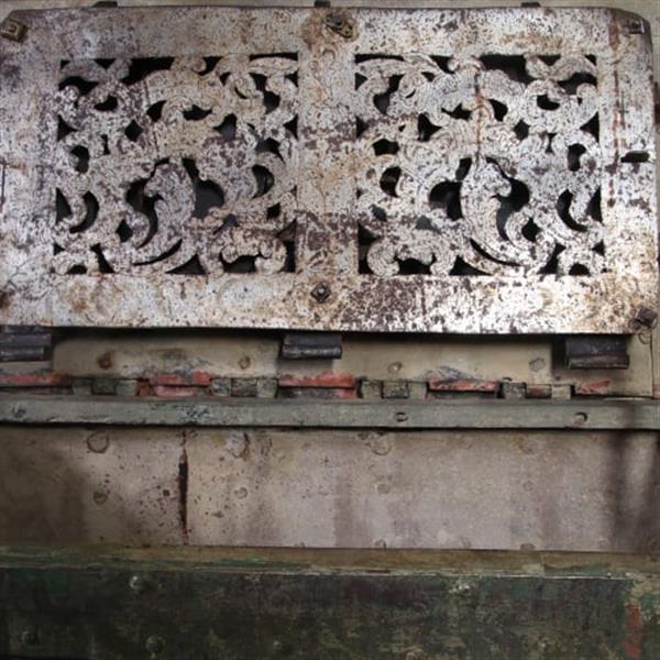 Grote foto antiek varia grote neurenberger geldkist of armada 17e eeuw no.880635 antiek en kunst stoelen en banken