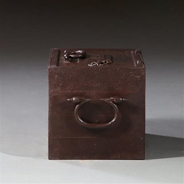 Grote foto antiek varia kleine loeizware geldkist fantastisch smeedwerk begin 17e eeuw no.872030 antiek en kunst stoelen en banken