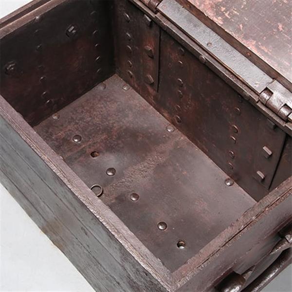 Grote foto antiek varia kleine loeizware geldkist fantastisch smeedwerk begin 17e eeuw no.872030 antiek en kunst stoelen en banken