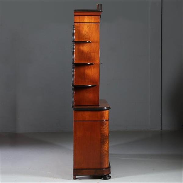 Grote foto antieke kasten 262 cm hoge reusachtige willem iii vitrine in wortelnoten met zwarte details ca. 18 antiek en kunst stoelen en banken