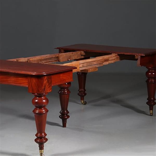 Grote foto smetteloze prachtige lange tafel pullout of coulissetafel ca 1870 victoriaans in mahonie met 4 inleg antiek en kunst stoelen en banken