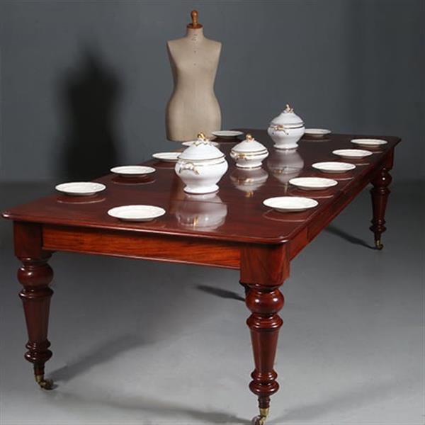 Grote foto smetteloze prachtige lange tafel pullout of coulissetafel ca 1870 victoriaans in mahonie met 4 inleg antiek en kunst stoelen en banken