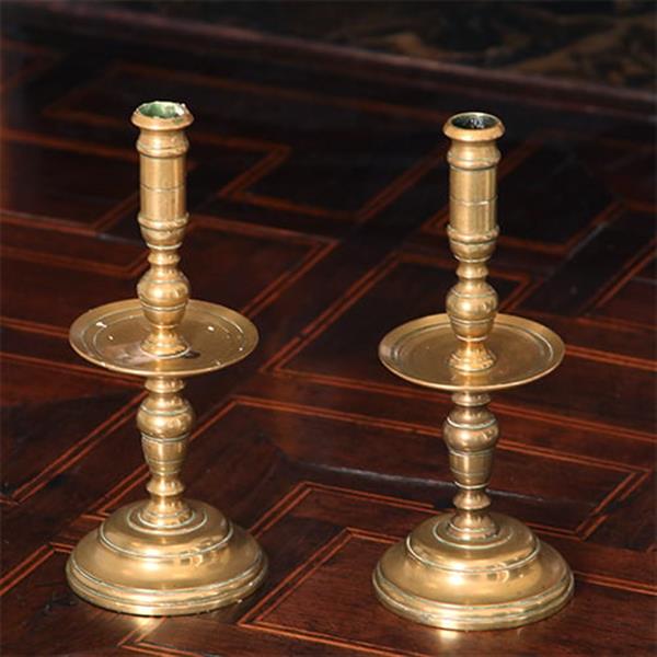Grote foto antieke kandelaren stel van 2 kleine bronzen candlesticks engeland ca 1800 no.900815.r antiek en kunst overige in antiek gebruiksvoorwerpen