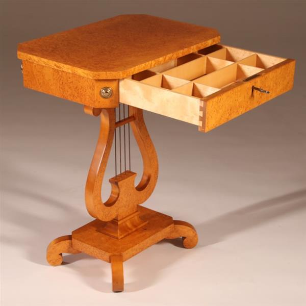 Grote foto antieke bijzettafels blond berkenwortel harptafeltje ca 1920 met lade no.892935 antiek en kunst stoelen en banken