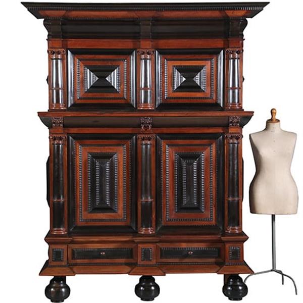 Grote foto zeer monumentale 4 deurskast ca 1680 in palissander en ebbenhout de zijpanelen met volle kussens n antiek en kunst stoelen en banken