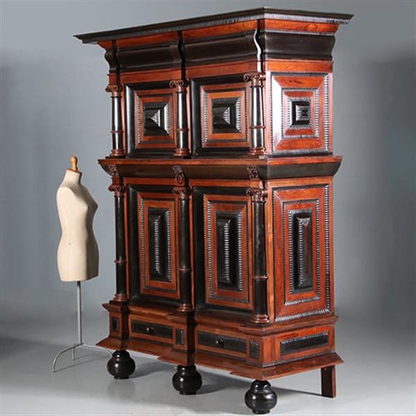 Grote foto zeer monumentale 4 deurskast ca 1680 in palissander en ebbenhout de zijpanelen met volle kussens n antiek en kunst stoelen en banken