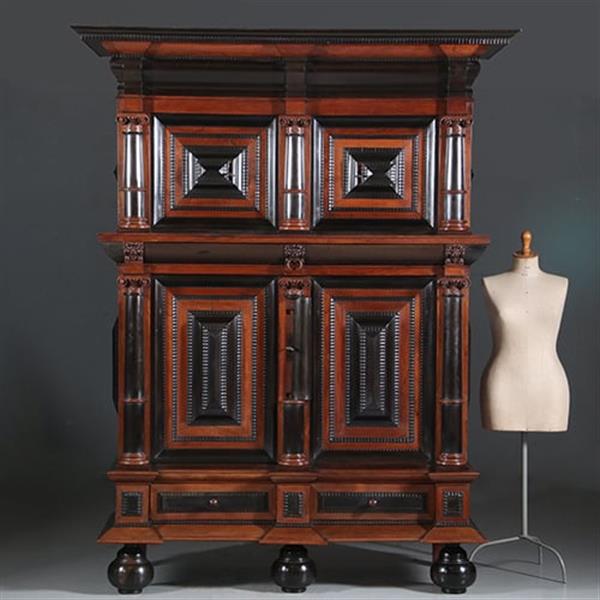 Grote foto zeer monumentale 4 deurskast ca 1680 in palissander en ebbenhout de zijpanelen met volle kussens n antiek en kunst stoelen en banken
