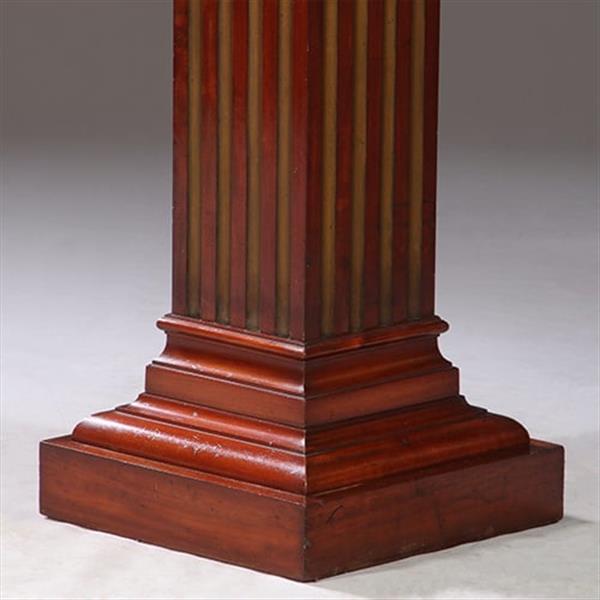 Grote foto zeer hoge pedestal of zuil in mahonie met wit warmer goudkleurige cannelures no.922865 antiek en kunst stoelen en banken