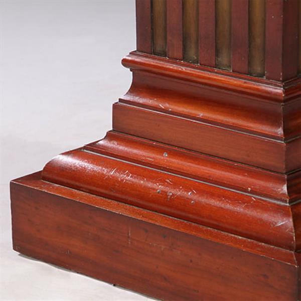 Grote foto zeer hoge pedestal of zuil in mahonie met wit warmer goudkleurige cannelures no.922865 antiek en kunst stoelen en banken