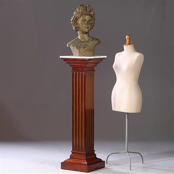 Grote foto zeer hoge pedestal of zuil in mahonie met wit warmer goudkleurige cannelures no.922865 antiek en kunst stoelen en banken