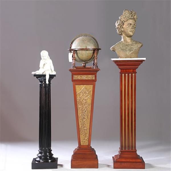 Grote foto zeer hoge pedestal of zuil in mahonie met wit warmer goudkleurige cannelures no.922865 antiek en kunst stoelen en banken