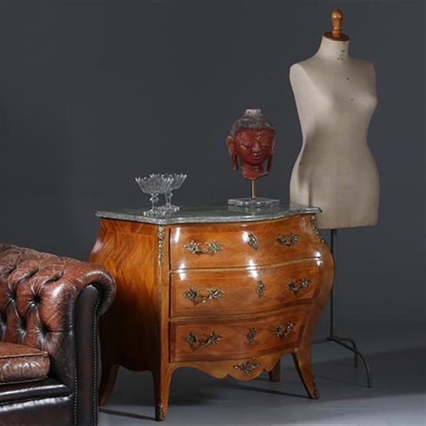 Grote foto zeer fraai gebombeerde commode met rijk inlegwerk ca 1920 rococo stijl no.941815 antiek en kunst stoelen en banken