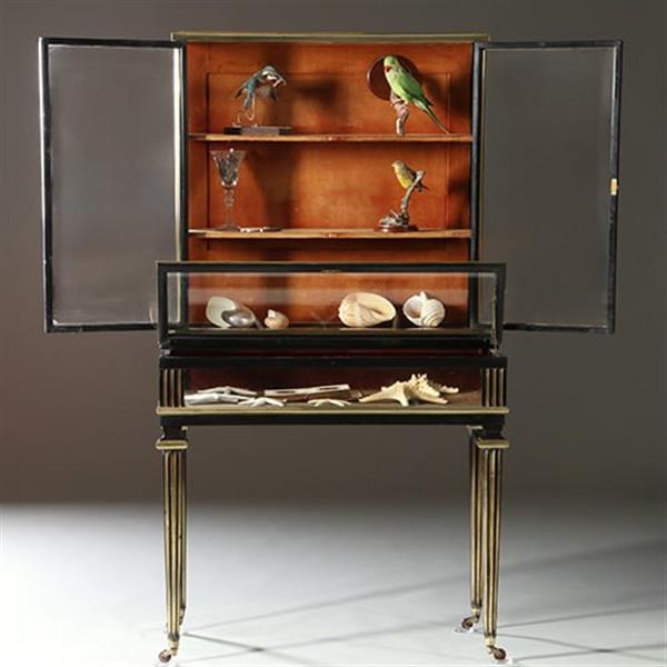 Grote foto pianovormige verzamelaars vitrine of display cabinet in brons met zwart ca 1880 no.950145 antiek en kunst stoelen en banken