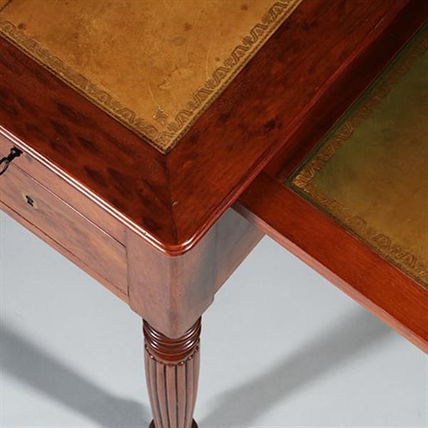 Grote foto franse schrijftafel in acajou mouchet of plum pudding mahonie ca 1830 met groen leer no.960450 antiek en kunst stoelen en banken