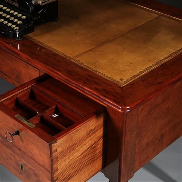 Grote foto franse schrijftafel in acajou mouchet of plum pudding mahonie ca 1830 met groen leer no.960450 antiek en kunst stoelen en banken