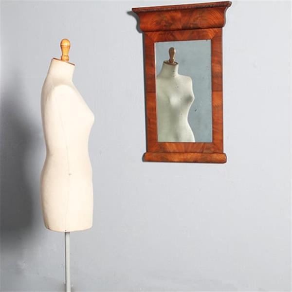 Grote foto kleine biedermeier spiegel lijst in mahonie met bloemmahonie en gewelfde kroonlijst ca 1830 no.9418 antiek en kunst spiegels