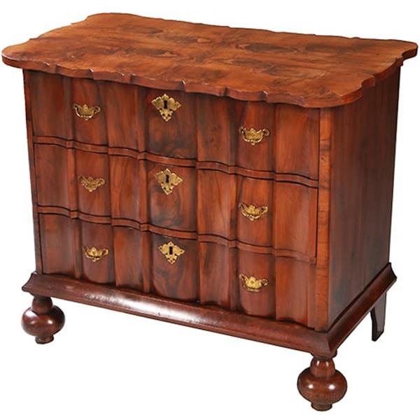 Grote foto olijfhouten orgelgebogen commode rondom geschulpt ca 1715 no.971720 antiek en kunst stoelen en banken