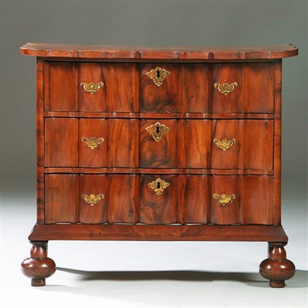 Grote foto olijfhouten orgelgebogen commode rondom geschulpt ca 1715 no.971720 antiek en kunst stoelen en banken