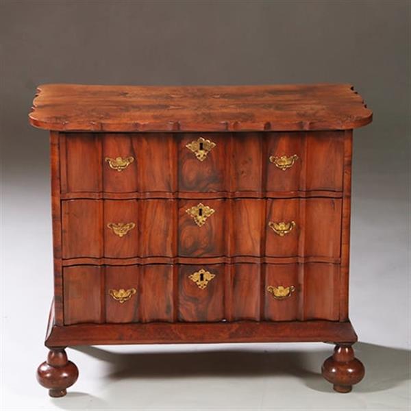 Grote foto olijfhouten orgelgebogen commode rondom geschulpt ca 1715 no.971720 antiek en kunst stoelen en banken