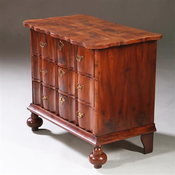 Grote foto olijfhouten orgelgebogen commode rondom geschulpt ca 1715 no.971720 antiek en kunst stoelen en banken