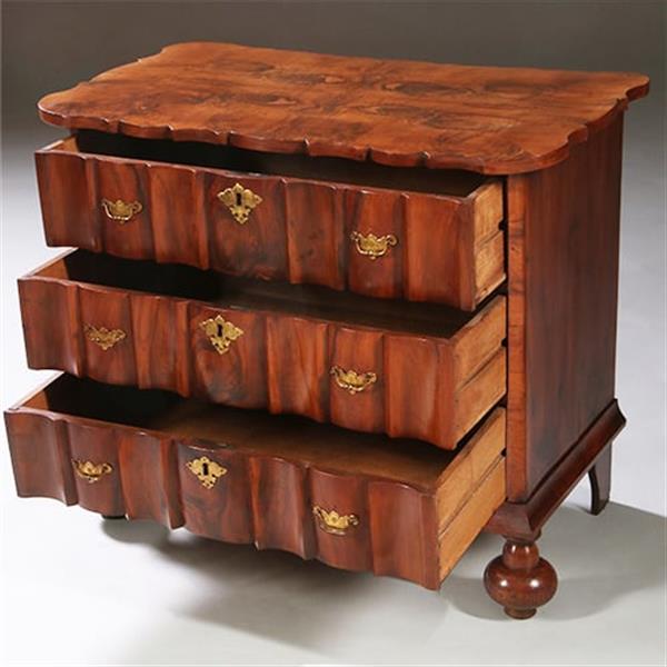 Grote foto olijfhouten orgelgebogen commode rondom geschulpt ca 1715 no.971720 antiek en kunst stoelen en banken