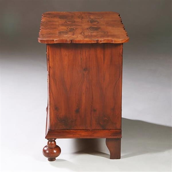 Grote foto olijfhouten orgelgebogen commode rondom geschulpt ca 1715 no.971720 antiek en kunst stoelen en banken
