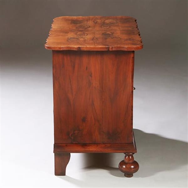 Grote foto olijfhouten orgelgebogen commode rondom geschulpt ca 1715 no.971720 antiek en kunst stoelen en banken
