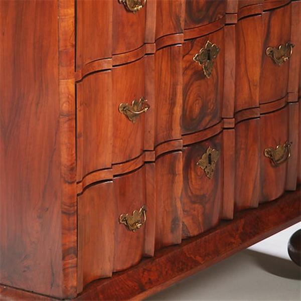 Grote foto olijfhouten orgelgebogen commode rondom geschulpt ca 1715 no.971720 antiek en kunst stoelen en banken