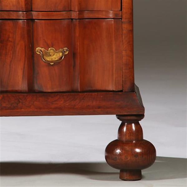 Grote foto olijfhouten orgelgebogen commode rondom geschulpt ca 1715 no.971720 antiek en kunst stoelen en banken