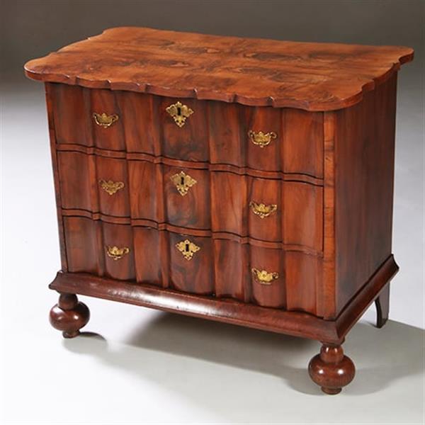 Grote foto olijfhouten orgelgebogen commode rondom geschulpt ca 1715 no.971720 antiek en kunst stoelen en banken