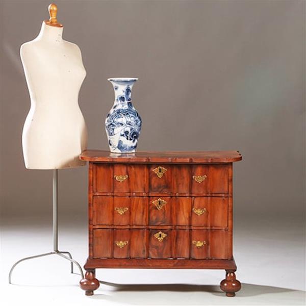 Grote foto olijfhouten orgelgebogen commode rondom geschulpt ca 1715 no.971720 antiek en kunst stoelen en banken