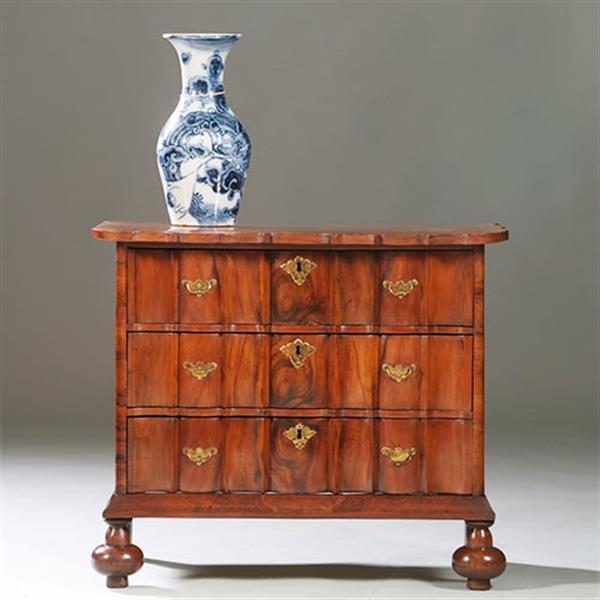 Grote foto olijfhouten orgelgebogen commode rondom geschulpt ca 1715 no.971720 antiek en kunst stoelen en banken