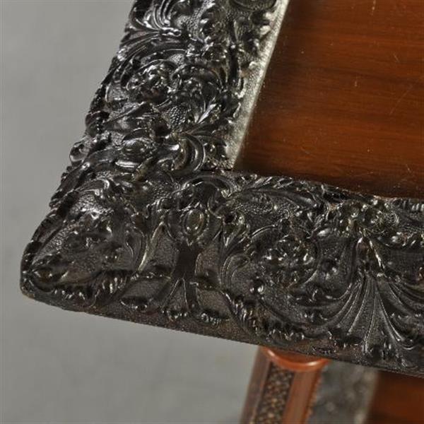 Grote foto wonderlijke bijzettafel met 2 bladen met reli flijstwerk 1870 1890 no.993904 antiek en kunst stoelen en banken