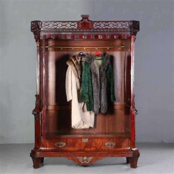 Grote foto imposante garderobe kast met lange deuren waarachter roede en haken hollands mahonie ca. 1790 no.68 antiek en kunst stoelen en banken