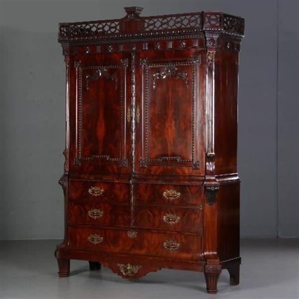 Grote foto imposante garderobe kast met lange deuren waarachter roede en haken hollands mahonie ca. 1790 no.68 antiek en kunst stoelen en banken