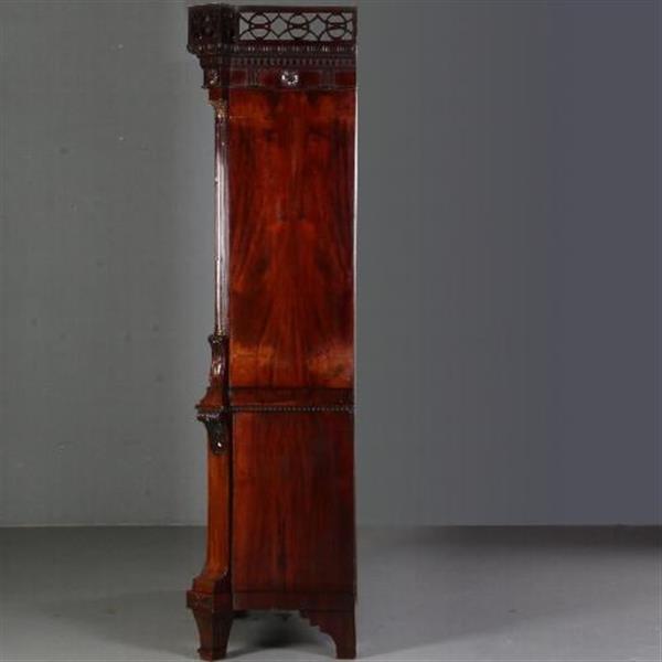 Grote foto imposante garderobe kast met lange deuren waarachter roede en haken hollands mahonie ca. 1790 no.68 antiek en kunst stoelen en banken