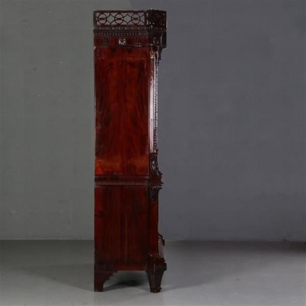 Grote foto imposante garderobe kast met lange deuren waarachter roede en haken hollands mahonie ca. 1790 no.68 antiek en kunst stoelen en banken