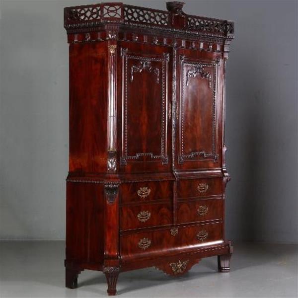 Grote foto imposante garderobe kast met lange deuren waarachter roede en haken hollands mahonie ca. 1790 no.68 antiek en kunst stoelen en banken
