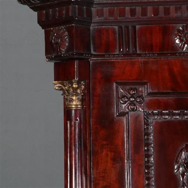 Grote foto imposante garderobe kast met lange deuren waarachter roede en haken hollands mahonie ca. 1790 no.68 antiek en kunst stoelen en banken