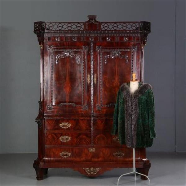 Grote foto imposante garderobe kast met lange deuren waarachter roede en haken hollands mahonie ca. 1790 no.68 antiek en kunst stoelen en banken
