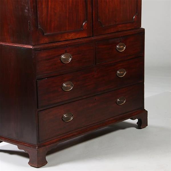 Grote foto engels donker mahonie kabinet of linnenpress met praktische schuiven achter de deuren ca 1820 no.21 antiek en kunst stoelen en banken