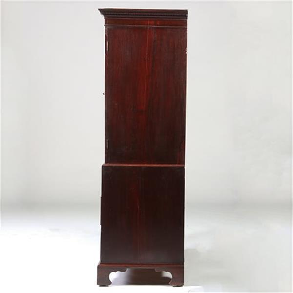 Grote foto engels donker mahonie kabinet of linnenpress met praktische schuiven achter de deuren ca 1820 no.21 antiek en kunst stoelen en banken