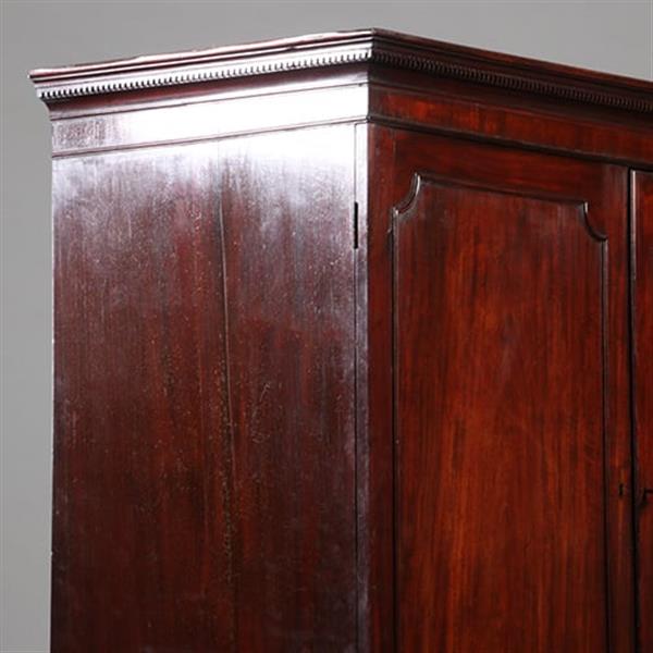 Grote foto engels donker mahonie kabinet of linnenpress met praktische schuiven achter de deuren ca 1820 no.21 antiek en kunst stoelen en banken